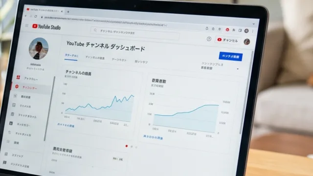 ノートパソコンの画面を切り出したところ。大きな見出しは読めるが、左側の一覧の小さい文字はでたらめな文字列になっている